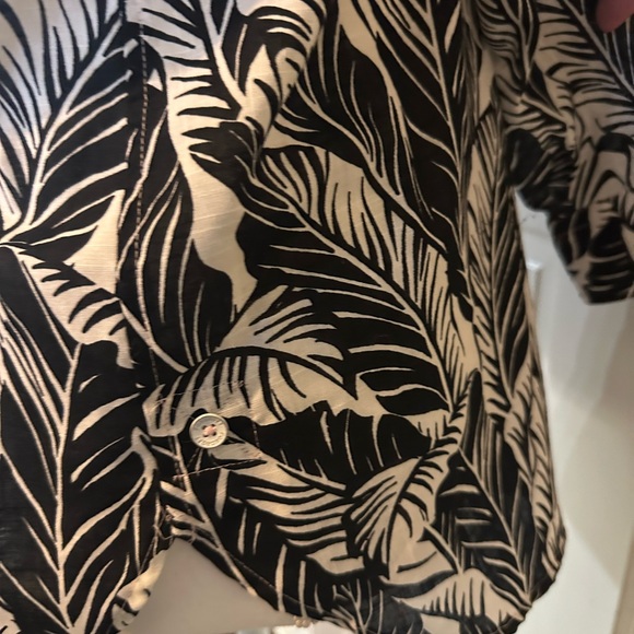 Foxcroft Top Black & White Palm Print Pink Thread Button Wrinkle Free Relaxed - Picture 4 of 11